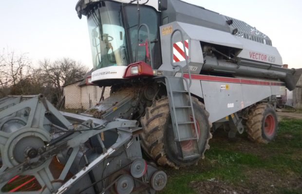 Equipment loan for a combine harvester Vector 420